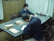 肩身の狭い思いで作業をしている営業の方々の写真