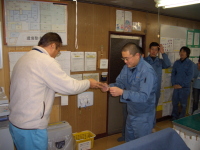 改善提案書の表彰を受ける様子の写真
