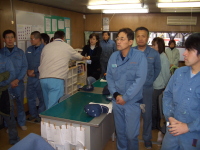 ポイントに見合った図書券をもらう社員の写真
