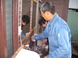 手洗い場を掃除している写真
