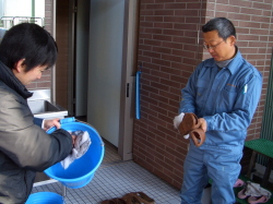 スリッパを拭き上げている写真