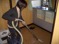 事務所内で掃除機をかけている写真