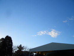 透き通った青空の写真