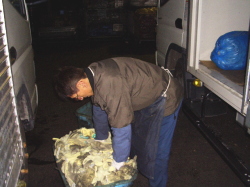 荷降ししている写真