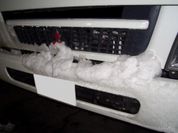 トラックのフロントに積もった雪の写真