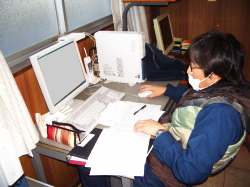 資料作成中の営業マンの写真