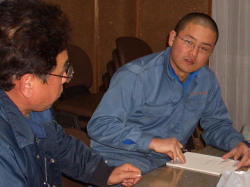 話し合いをしている写真