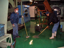 製造グループの工場内清掃の写真