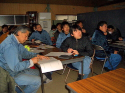 ビデオを観ている社員の写真