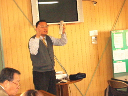 話をしている社長の写真