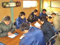 話を聞いている社員の写真