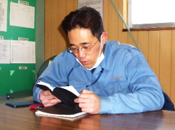 経営計画書を読み上げる社員の写真