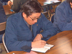 メモを取っている社員の写真