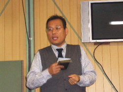 社長が話している写真