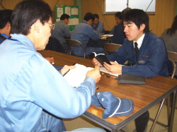 経営計画書を朗読している写真
