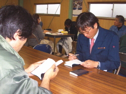 経営計画書にメモしている社員の写真