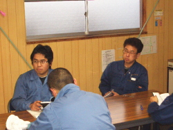 社長の話を真剣に聞いている社員の写真