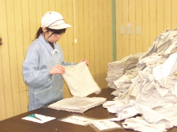タオルをたたんでいる写真
