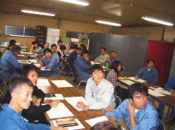 ビデオを真剣なまなざしで観ている社員の写真