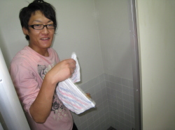 写真撮影に照れている写真