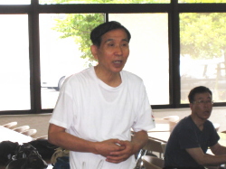 主催するタニサケの会長の写真