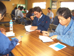 経営計画書を開いて読んでいる写真