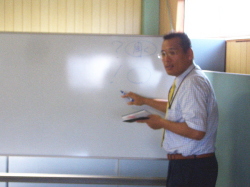 内容について説明する社長の写真