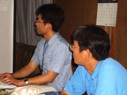 画面を見つめている写真