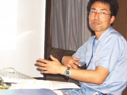 真剣な発言をしている写真