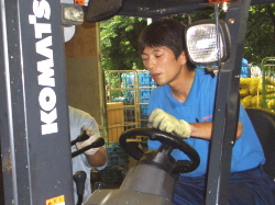 真剣にリフト操作をしている写真