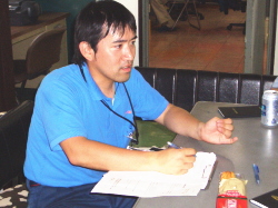真剣に説明するリーダーの写真