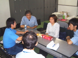 リーダーの話を聞いているメンバーの写真
