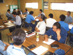 早朝勉強会に集合している社員の写真