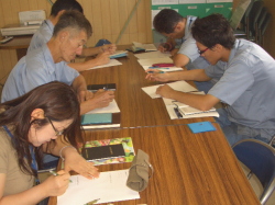用紙に書き込んでいる写真