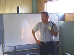 社長が前説明をしている写真