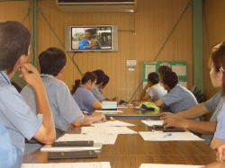 ビデオ観ている社員の写真