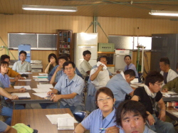 モニター側から見た社員の写真