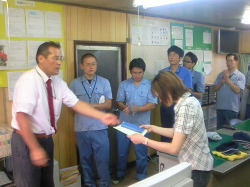賞状と記念品をもらっている写真