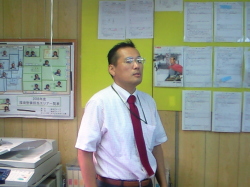 社長が話している写真