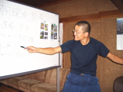 ホワイトボードを指している写真