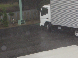 2階から雨の様子を撮影した写真