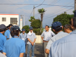 社長が話している写真