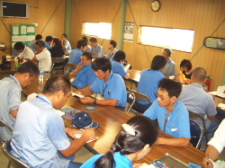 勉強会に集合した社員の写真