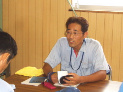 社長の質問に回答する社員の写真