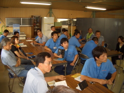 真剣な眼差しの社員の写真