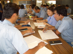 チームで話し合いをしている写真