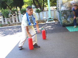 消火器の使い方を説明している写真