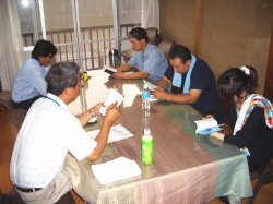 環境整備チームの会議をしている写真