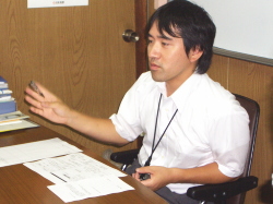 早帰りチームリーダーが話している写真