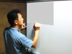 ホワイトボードに意見を書き出している写真